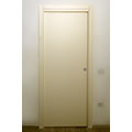 Produzione di porte interne per abitazioni.